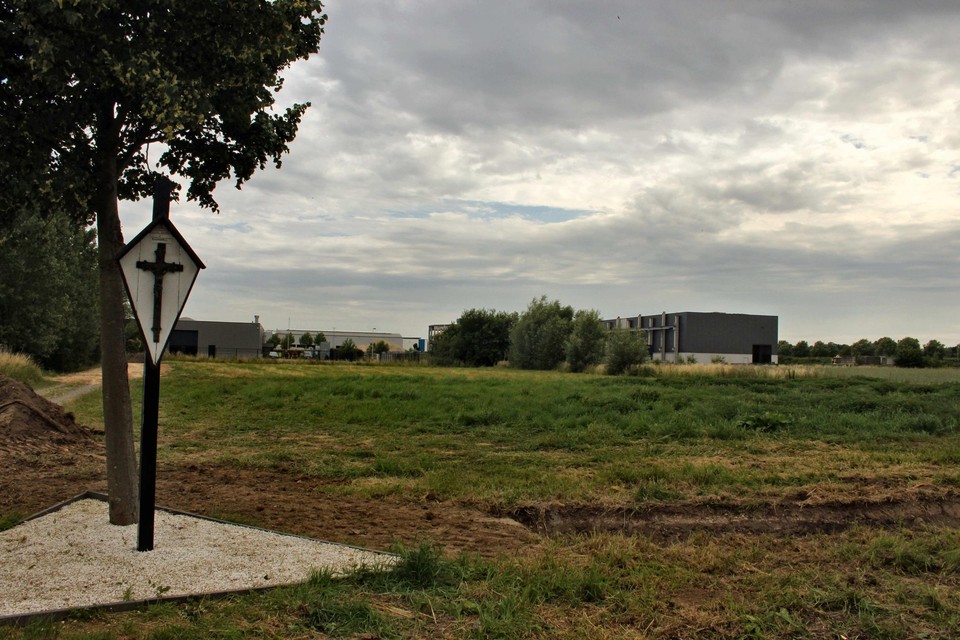 De nog te ontwikkelen industriegrond grenst aan de Leeuwerikstraat, nabij het kruis van Bivelen. 