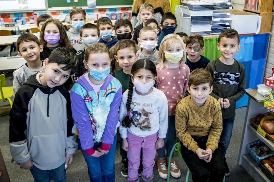 Mondmaskers in de klas zijn vanaf woensdag verplicht vanaf het eerste leerjaar. 