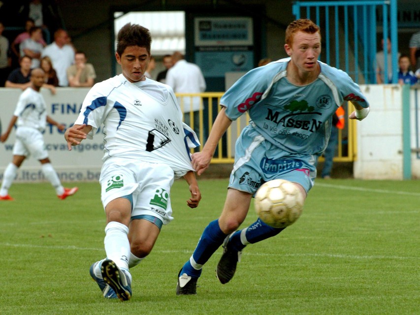 Brüls (r) als jongeling in het shirt van AS Eupen. 
