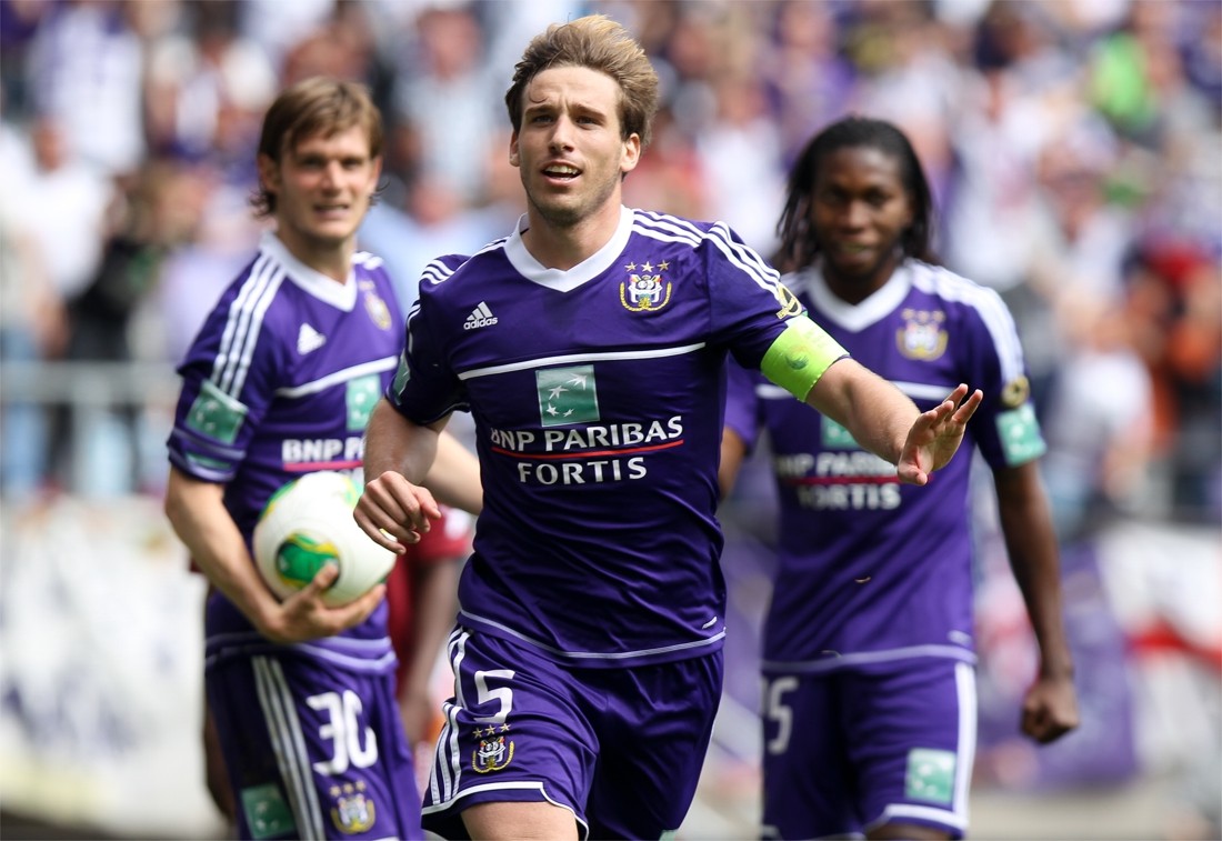 Standard's Michy Batshuayi and Anderlecht's Lucas Biglia fight for