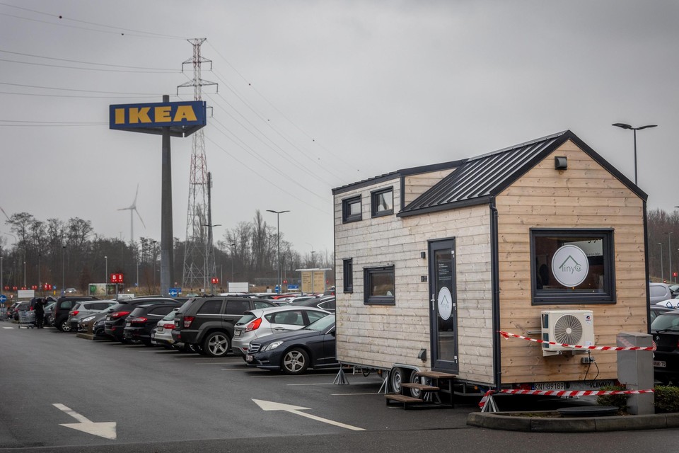 Het tiny house op de parking van Ikea in Hasselt, toen het daar net na De Warmste Week geplaatst werd.