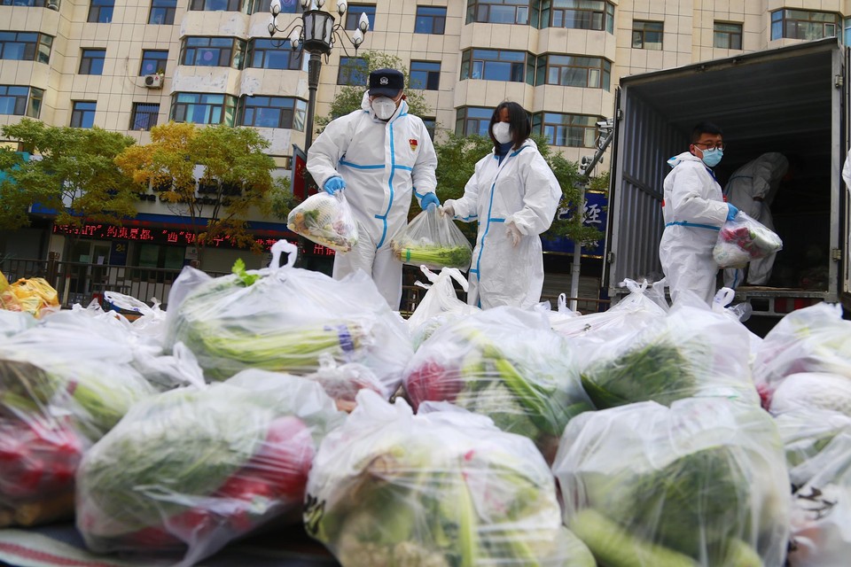 Waar hele woonwijken op slot moeten door coronabesmettingen, zoals hier in Xining, verdeelt de Chinese regering ‘quarantainepakketten’ met groenten en fruit. 