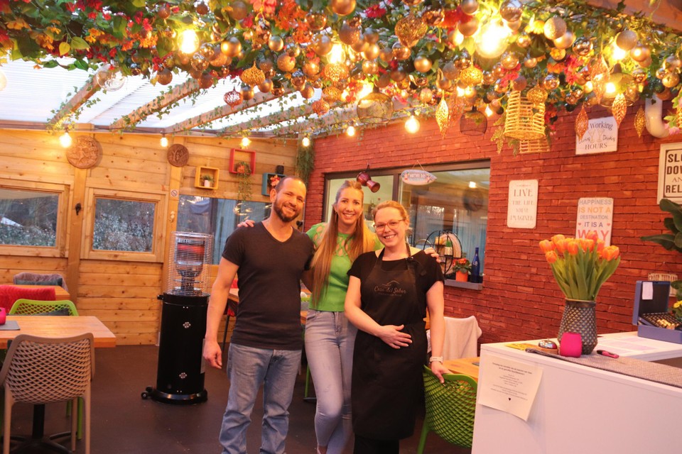 Tessa Deferme (midden) hielp Ilse Goemans en Luis Martinez bij de verkoop van de pastagerechten.