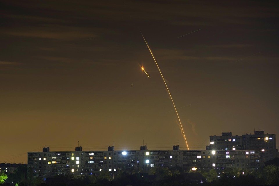 Archiefbeeld: Russische raketten die vanuit Belgorod gelanceerd zijn, zijn te zien boven Charkov.