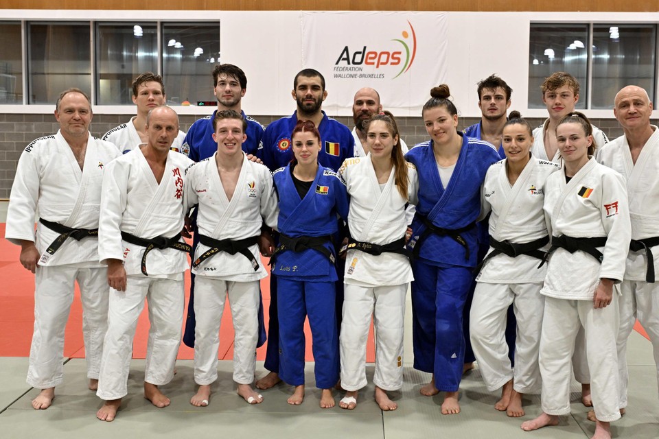 Verschaere is op de eerste rij de rechtse judoka in blauwe kimono