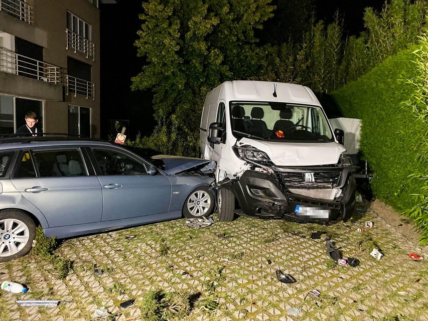 De vluchtende auto ramde een BMW die tegen de bestelwagen van schilder Eduard Baka gekatapulteerd werd.