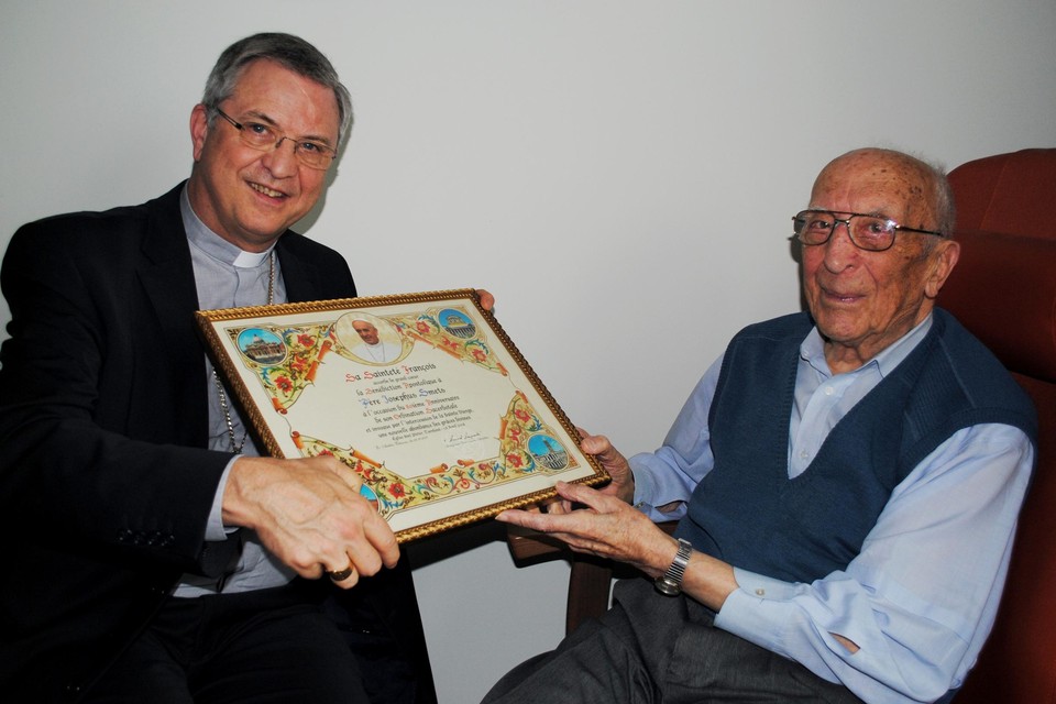 Jozef Smets (rechts) ontving drie jaar geleden de pauselijke zegen omdat hij op dat moment 80 jaar priester was. 