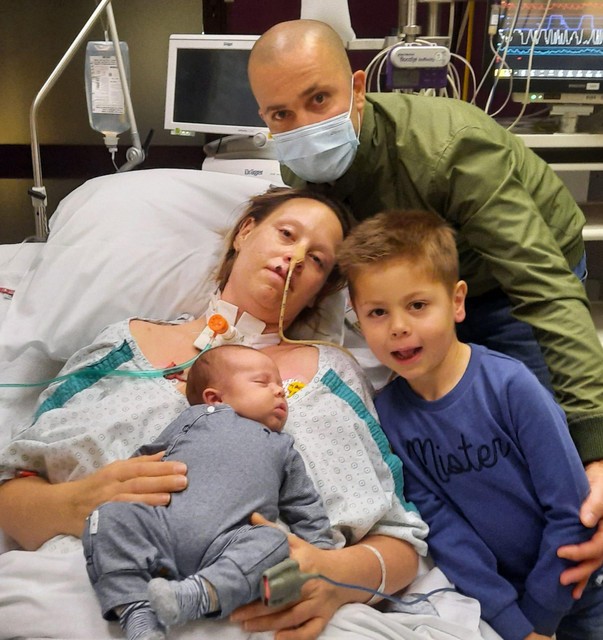 De eerste foto van Kim en haar gezin toen ze na drie weken ontwaakte uit coma. 