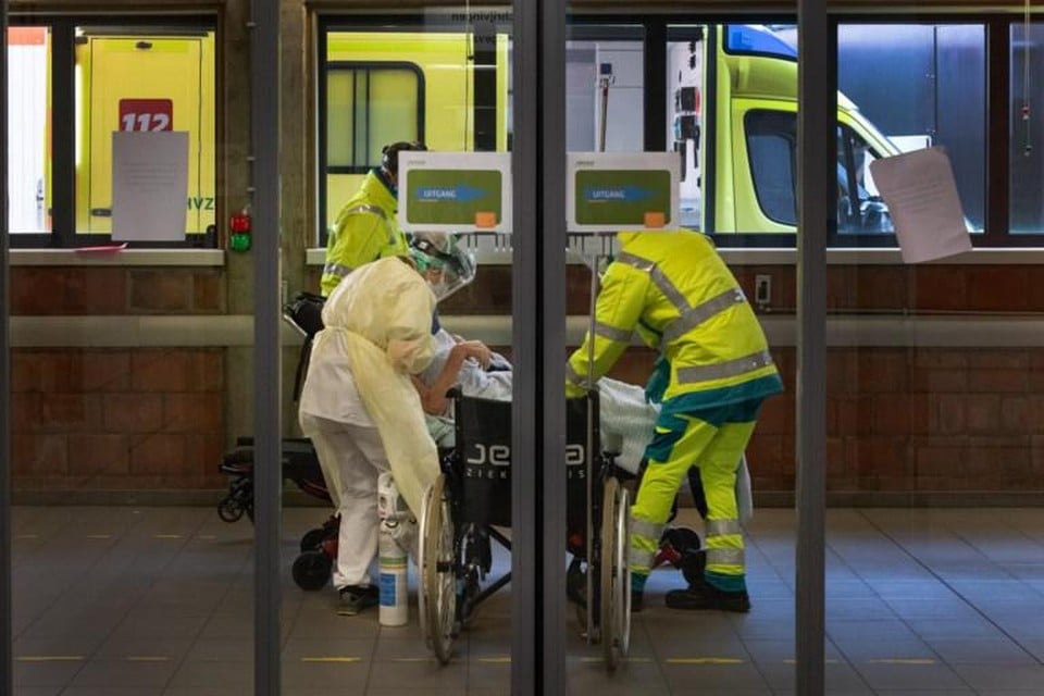 Een patiënt wordt binnengebracht op de spoedafdeling van het Jessa-ziekenhuis in Hasselt. Limburg werd zwaar getroffen door covid-19.  