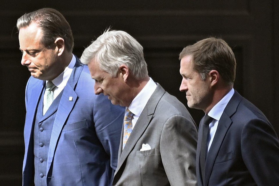 Bart De Wever (N-VA) en Paul Magnette (PS) kregen op 20 juli van de koning de opdracht om de nodige initiatieven te nemen met het oog op de vorming van een regering met een brede meerderheid. 
