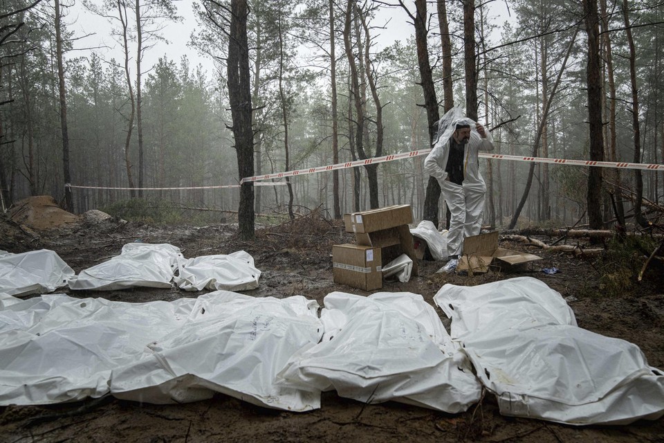 Izjoem werd van april tot september bezet door Russische troepen. Toen de gemeente weer in Oekraïense handen kwam, werden massagraven aangetroffen. De lichamen werden opgegraven om geïdentificeerd te worden.  