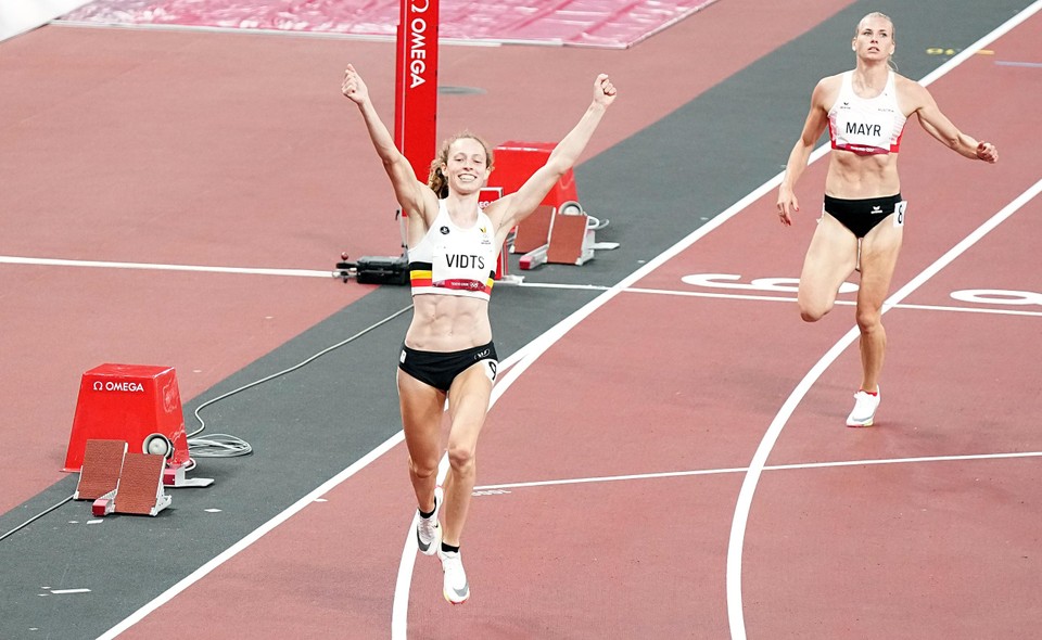 Noor Vidts wint haar reeks van de 200 meter in een persoonlijke besttijd. Daarvoor mogen de handen al eens in de lucht. 