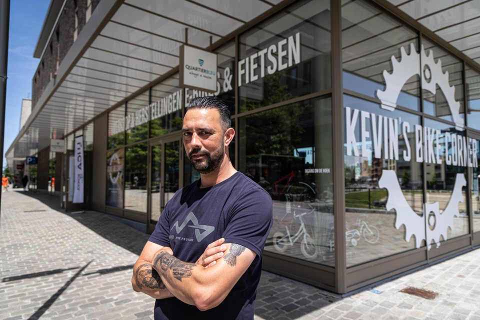 Kevin’s Bike Corner, de fietswinkel van Kevin Smeers op Quartier Bleu, ging in juni failliet. Vandaag is hij niet langer ondernemer maar werknemer.  