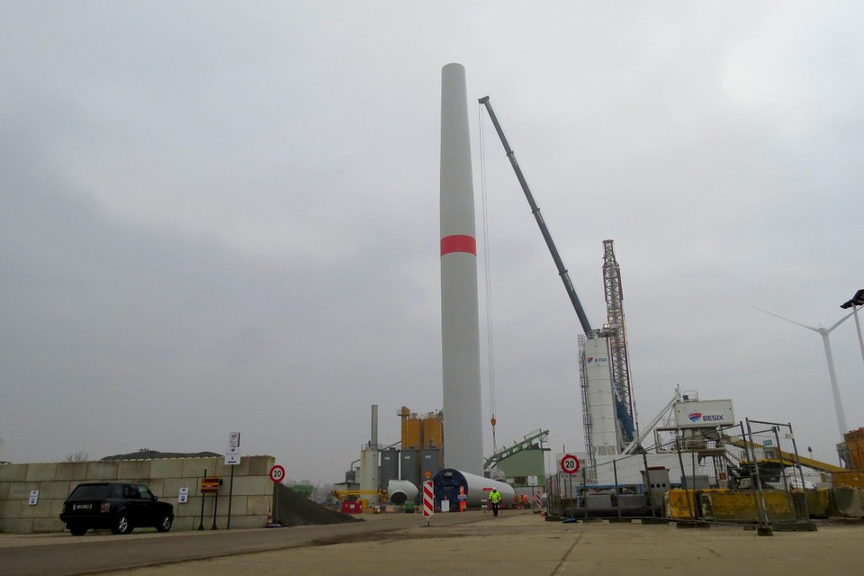 In Bilzen wordt een gigantische windturbine gebouwd.