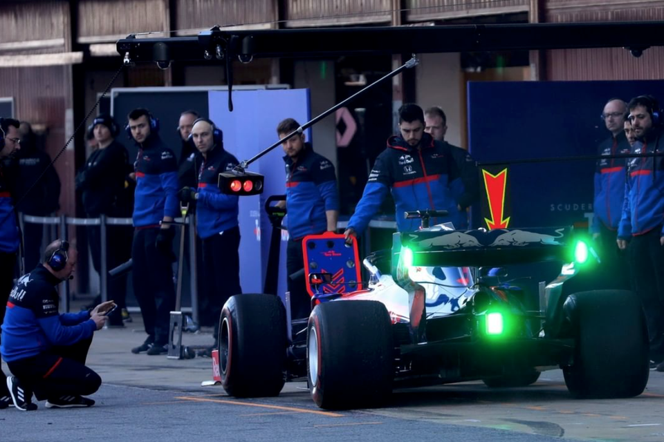 Een F1-bolide tijdens de wintertest in Barcelona in 2019