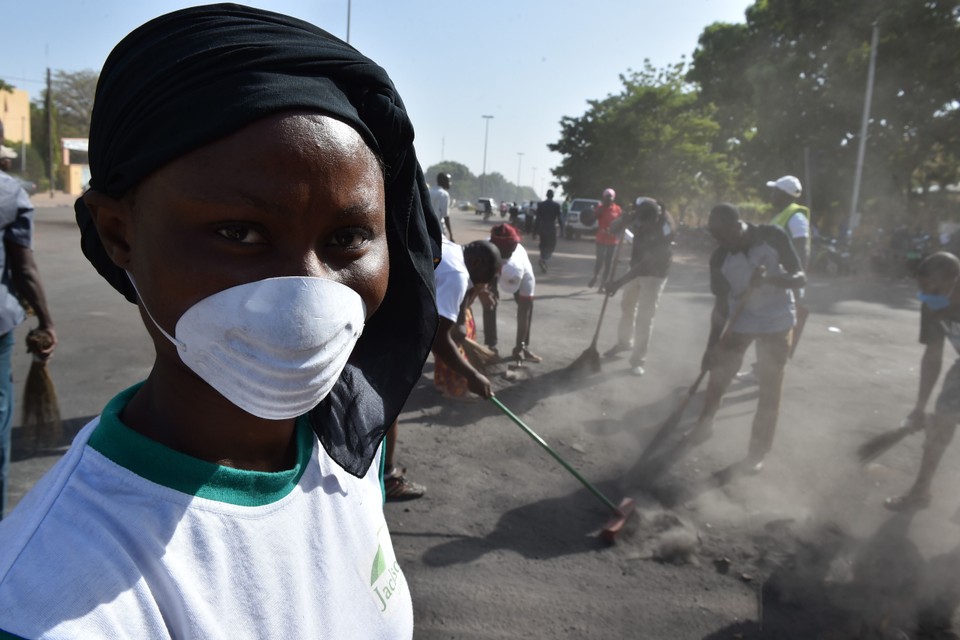 In de hoofdstad Ouagadougou ruimen inwoners intussen de rommel op na de onlusten van de jongste dagen. 