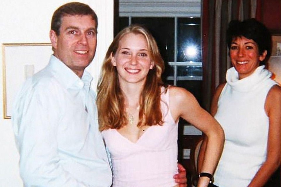 Prins Andrew en Virginia Giuffre poseerden samen met Ghislaine Maxwell in 2001. 