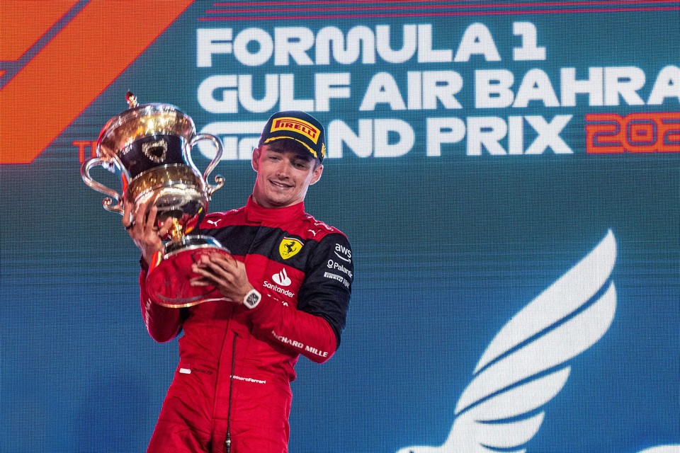Charles Leclerc viert zijn overwinning tijdens de GP van Bahrein 