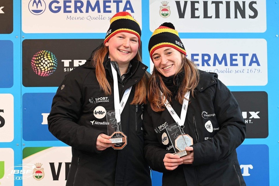 De Belgian Bullets Dora De Haeseleer (rechts) en Kelly Van Peteghem haalden brons op het WK bobslee voor U23 in Winterberg. 