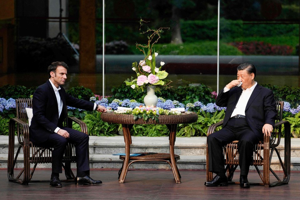 President Macron op de thee bij zijn Chinese ambtgenoot Xi Jinping. “Een pr-slag voor Xi en een ramp voor het Europese buitenlandse beleid.”