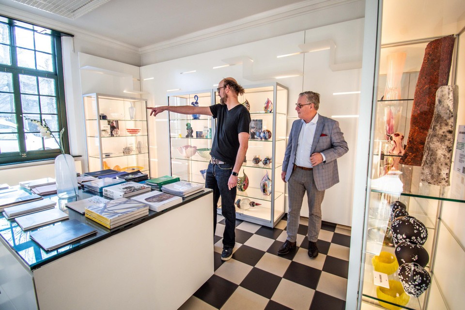 Artistiek directeur GlazenHuis Jeroen Maes en schepen van Toerisme en GlazenHuis Karel Wieërs openden de nieuwe kunstgalerij.