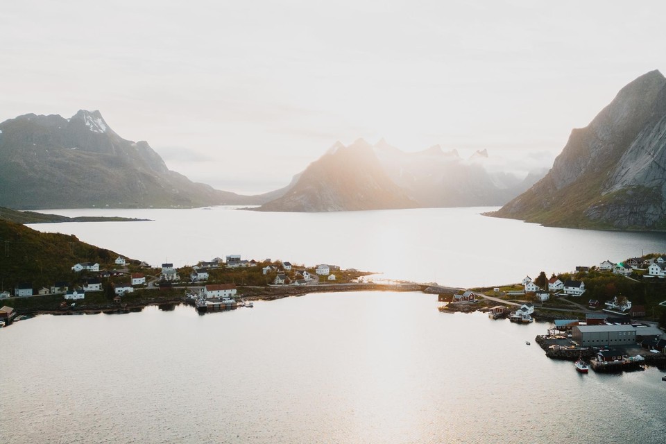 Een zicht op Sakrisøy, een piepklein gehucht buiten het kleine Reine. Idyllische dorpjes, steile bergen en spiegelend water: Lofoten in een notendop.