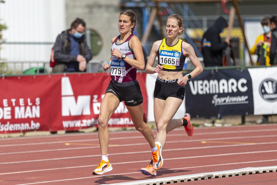 Anne Schreurs (GENK, rechts) verbeterde haar persoonlijk record met 22 seconden. 