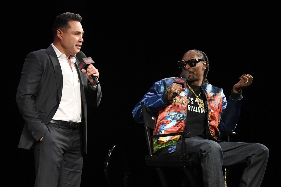 Oscar De La Hoya (links) maakte het nieuws bekend op een persconferentie met rapper Snoop Dogg. 