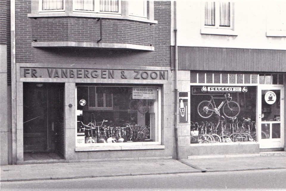 Frans Vanbergen en zijn zoon Maurice hadden jarenlang een bekende fietsenwinkel in het pand.