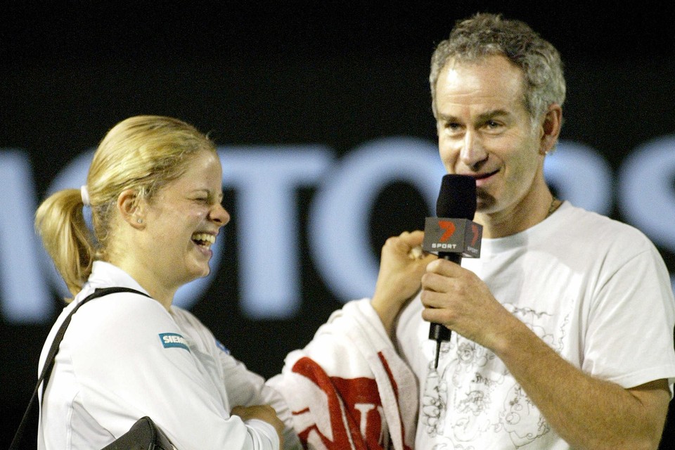 Kim Clijsters en John McEnroe maken lol. 