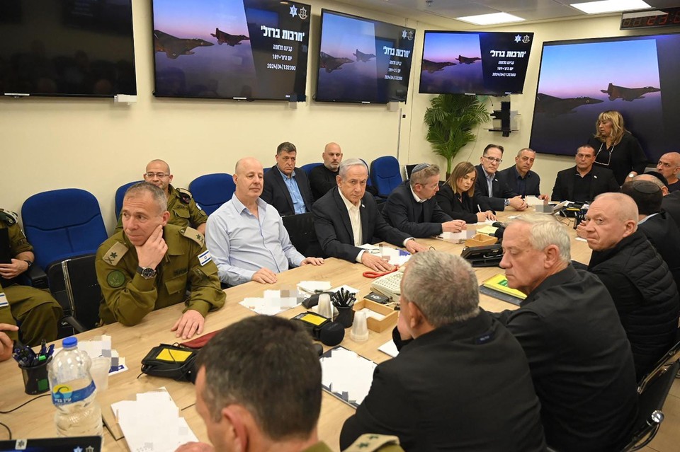 Het Israëlische oorlogskabinet zat maandag opnieuw urenlang samen. Onder meer premier Benjamin Netanyahu en minister van Defensie Yoav Gallant waren aanwezig.