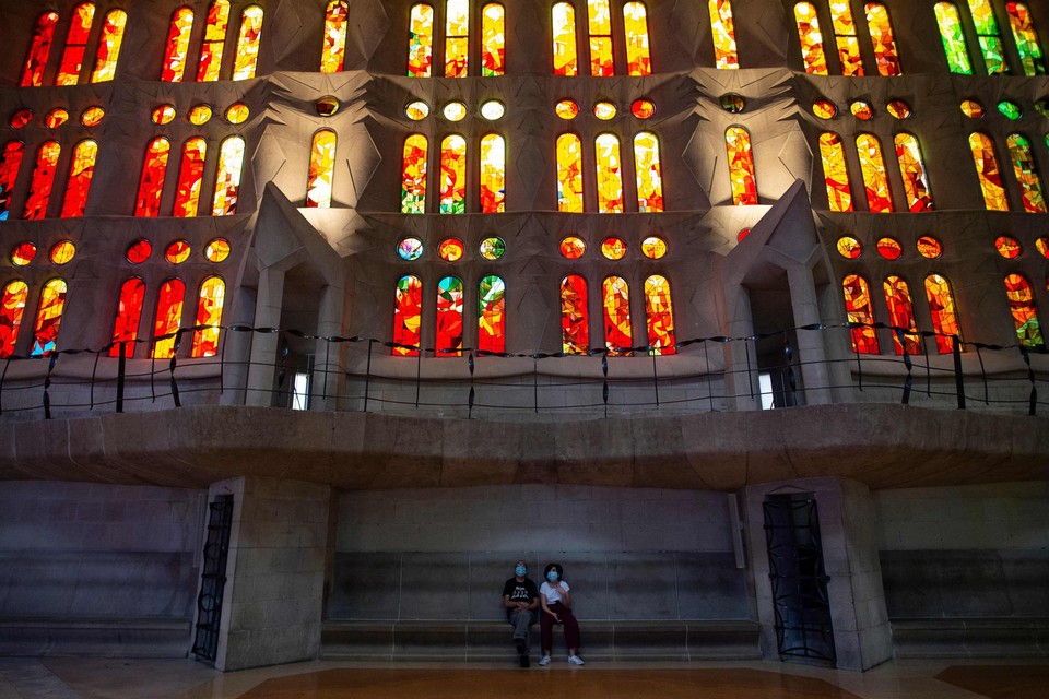 Toeristen in de Sagrada Familia in Barcelona. 