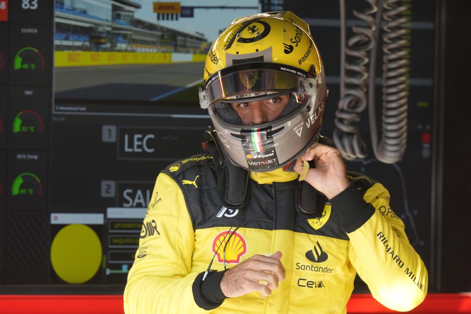 Carlos Sainz in het geel. 