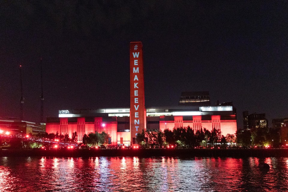 In Londen kleurden verschillende gebouwen, zoals hier museum Tate Modern rood. 