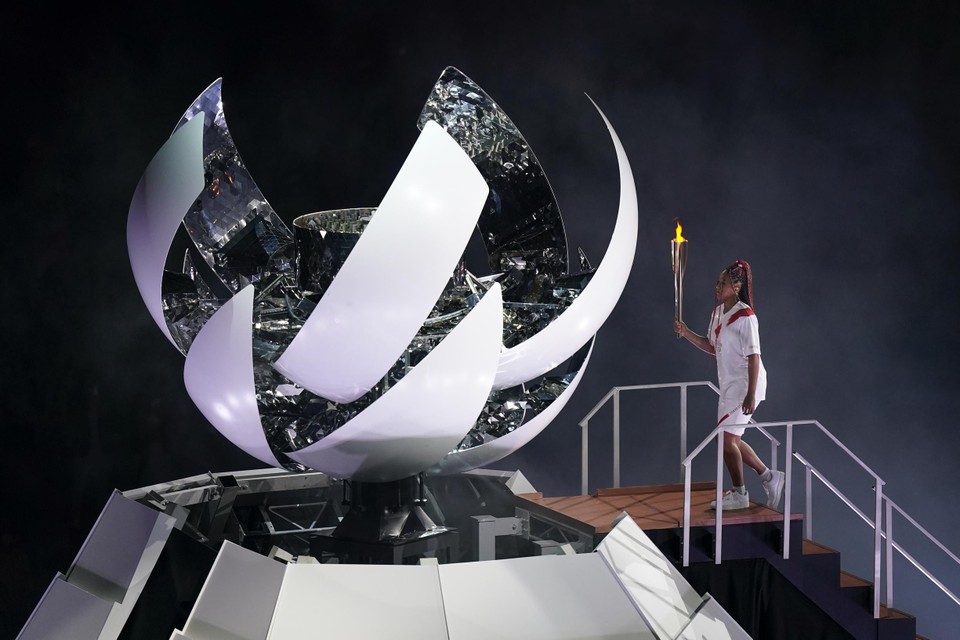 De Amerikaanse tennisster Naomi Osaka kreeg de eer om de olympische vlam aan te steken.  