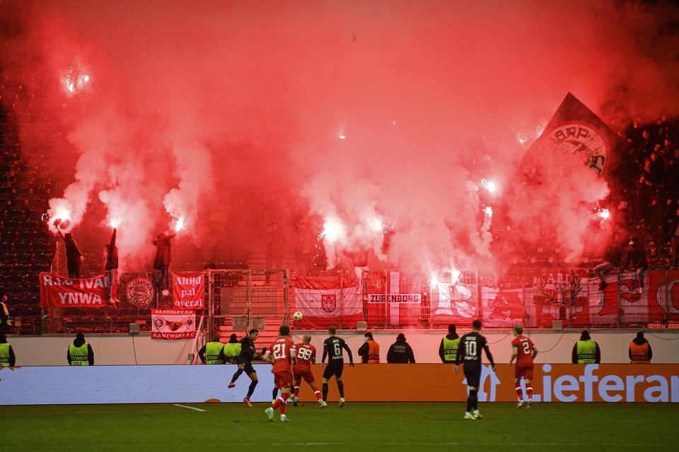 Supporters van Antwerp gebruiken Bengaals vuur tijdens de Europese uitwedstrijd tegen Eintracht Frankfurt.  