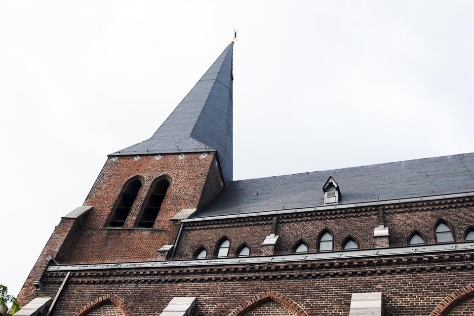 Aan de centrumkerk van Neerpelt verkeren de stenen stijlen in de kerkvensters van het koor in slechte staat. 