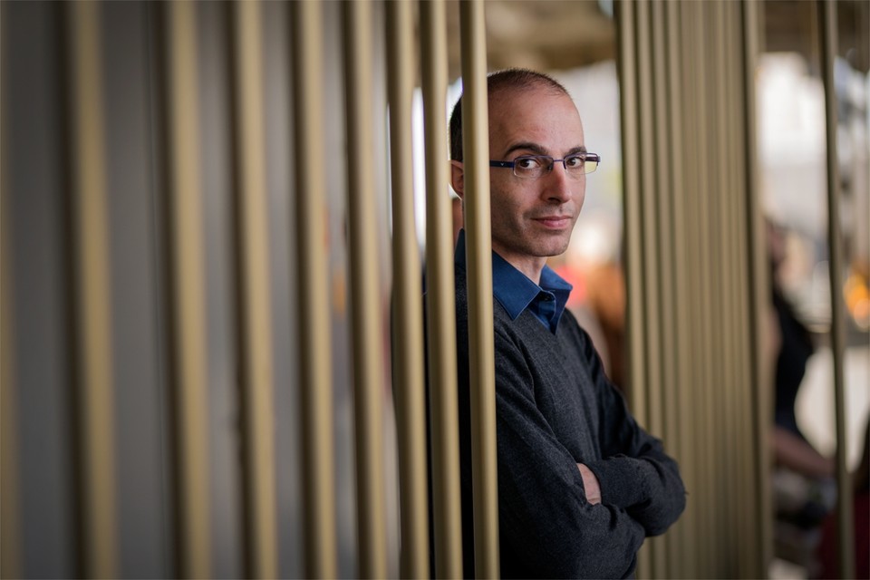 Yuval Noah Harari: de schrijver, filosoof en “intellectuele rockster” komt naar de Lotto Arena. 