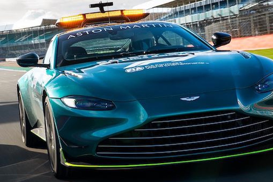 De safety car van Aston Martin 