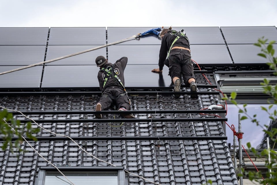 Installateurs draaien overuren om alle zonnepanelen nog voor 1 januari 2021 gelegd te krijgen. 