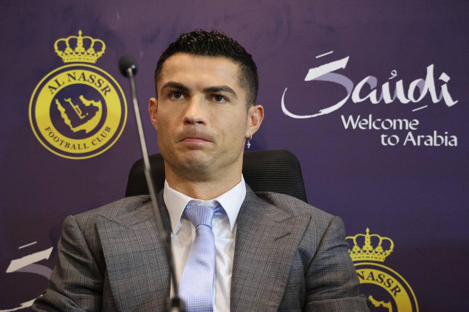 Het bankzittersstatuut van Ronaldo vormde een probleem op het voorbije WK. Nu hij op een lager niveau gaat voetballen in Saudi-Arabië wordt zijn rol een harde noot om kraken voor Martinez. 