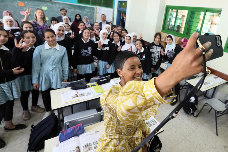 Minister Kitir maakt een selfie met de leerlingen van een Palestijnse school in Hebron. 