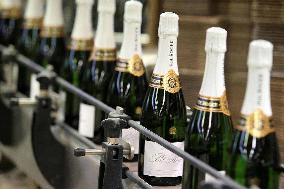 Flessen van het Franse champagnemerk Pol Roger worden industrieel gebotteld. 