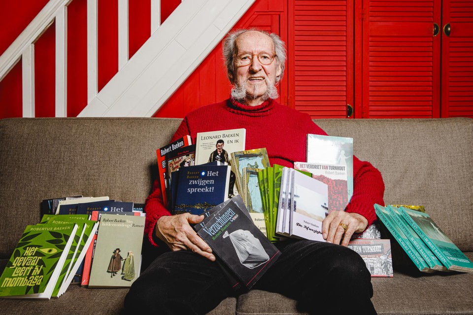 Robert Baeken met een aantal van zijn onverkochte boeken. 