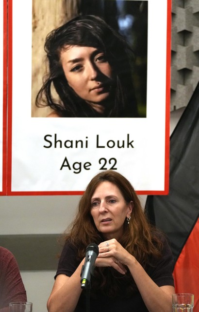 Moeder Ricarda Louk op 17 oktober tijdens een persconferentie met achter haar een foto van haar ontvoerde dochter.