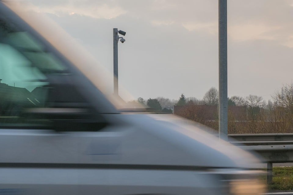 Bijna een op de drie Belgen gebruikt geregeld de gsm tijdens het rijden. Slimme camera’s moeten daar verandering in brengen. 