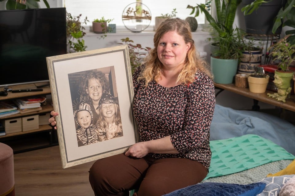 Moeder Sylvia, en een foto van haar twee vermoorde kinderen Sebastiaan en Hannelore.