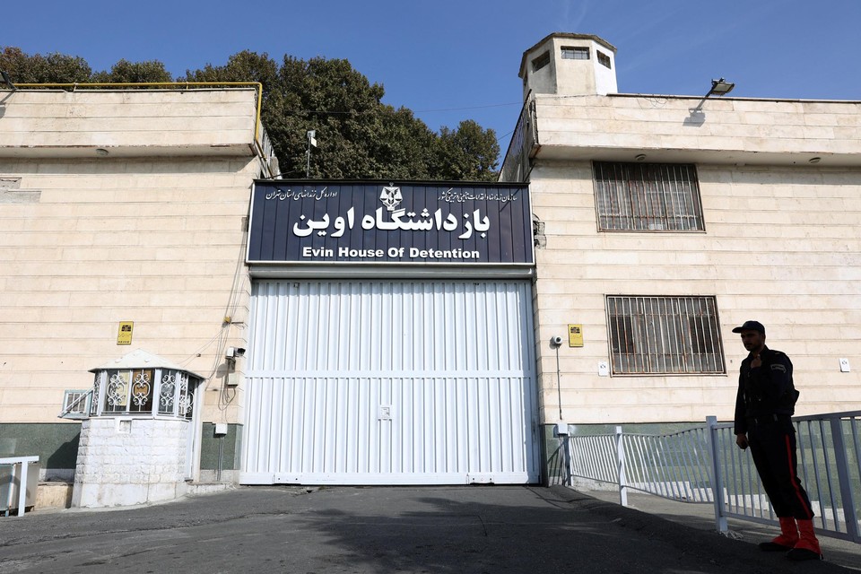 De ingang van de beruchte Evin-gevangenis in Iran.