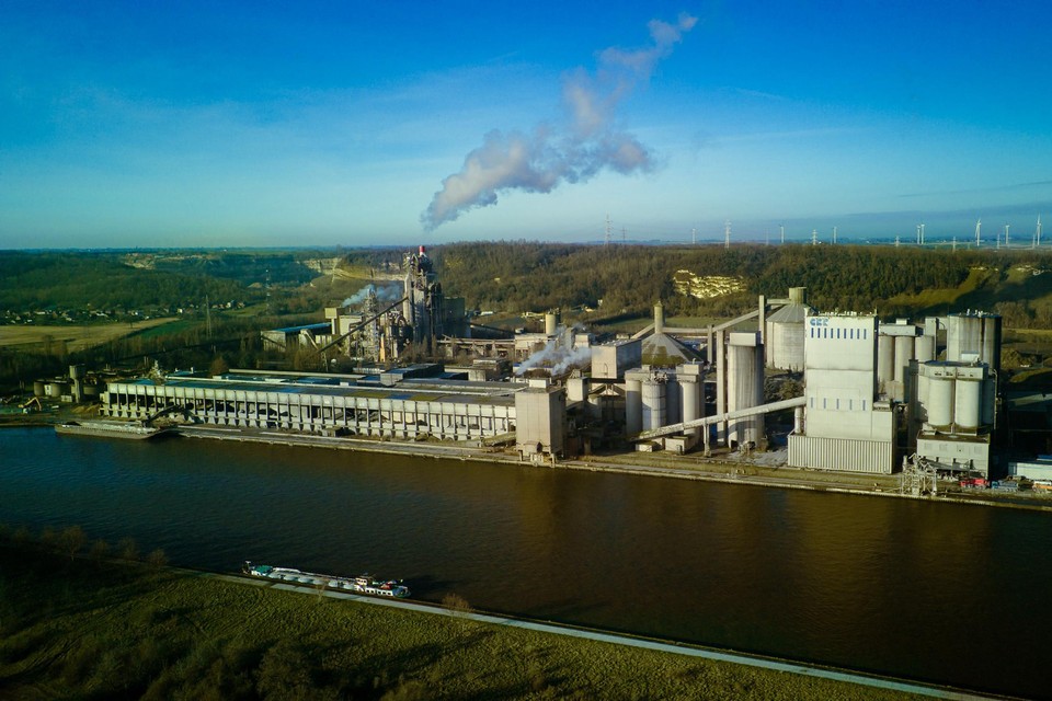In Lixhe, aan de overzijde van het Albertkanaal, recht tegenover de cementfabriek van CBR, wil het bedrijf Envisan vervuild slib reinigen.