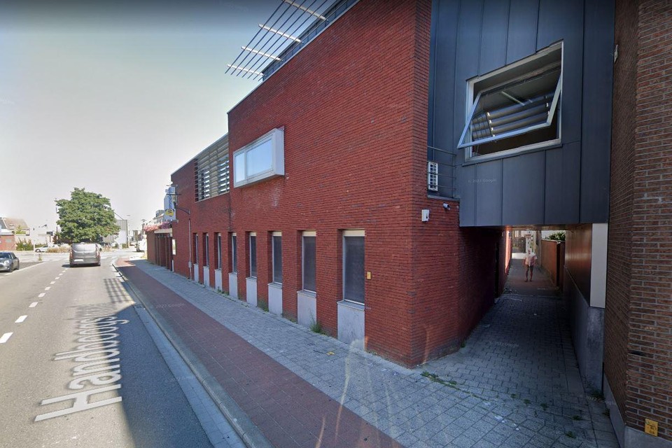 Het steegje in de Handboogstraat bevindt zich vlak naast het OCMW-kantoor. 